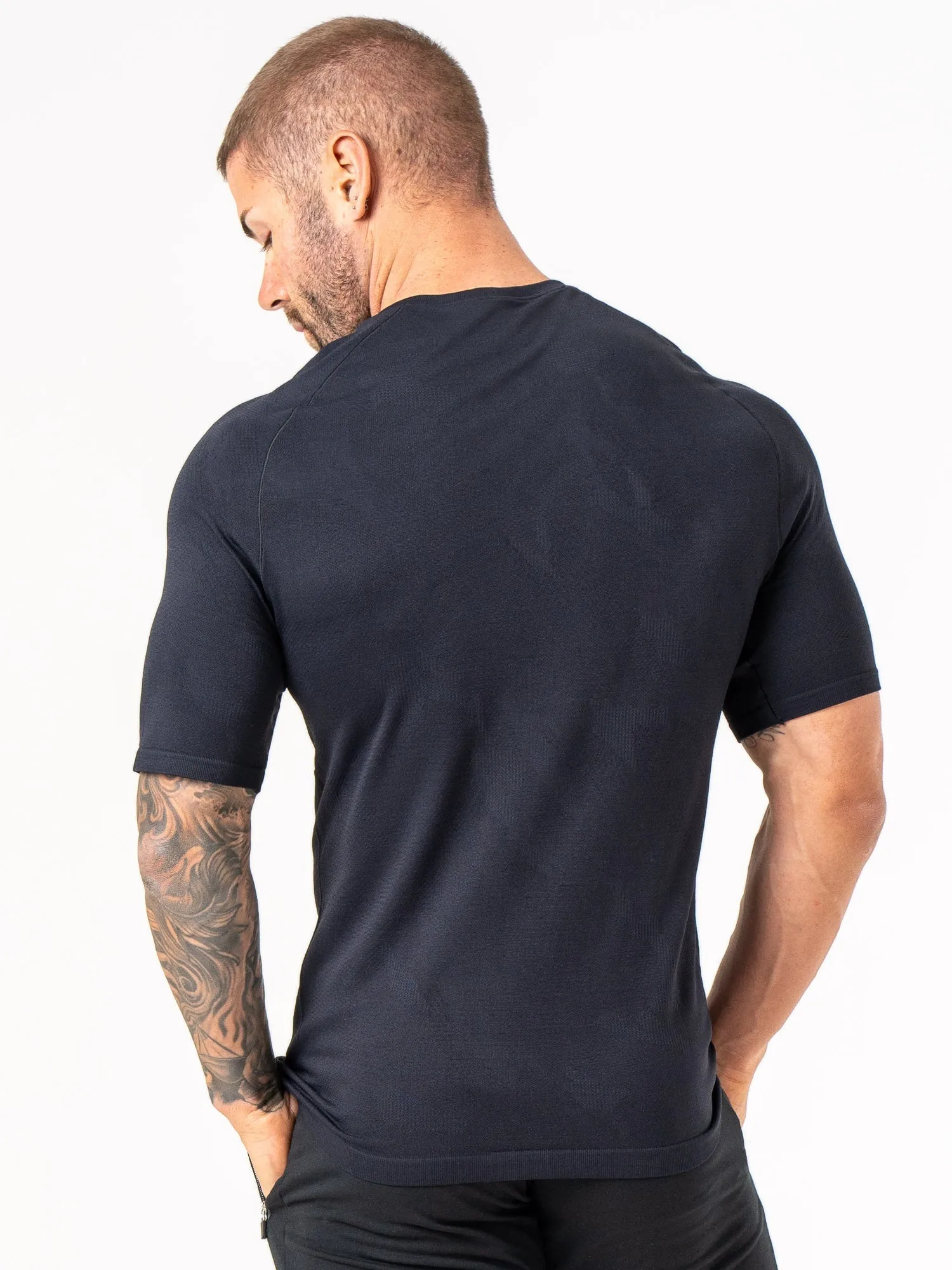 Relaxed Comfort Look Bonded Seam Technology Aero Core Seamless T-Shirt - Black Timeless Wardrobe
