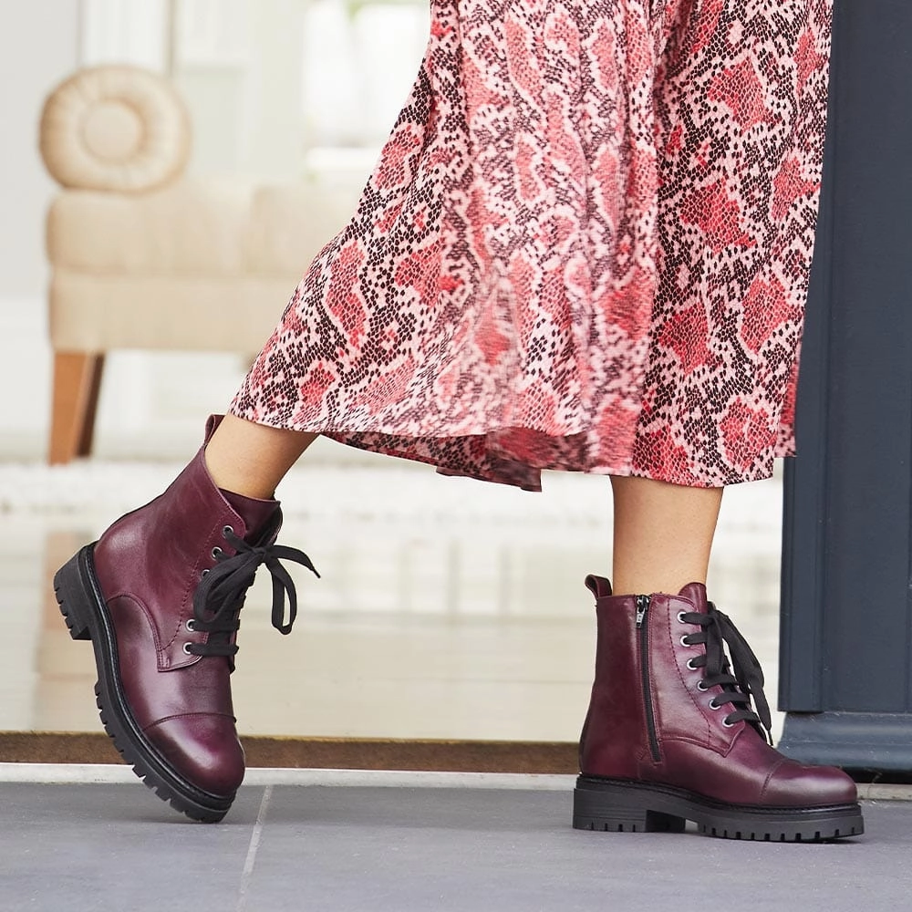 Minimal Design Cushioned Step Night Travel Tread: Plum Leather