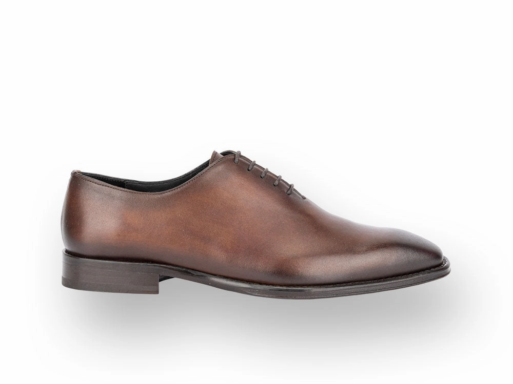 Lightweight Build Sharp Dresser Cesare