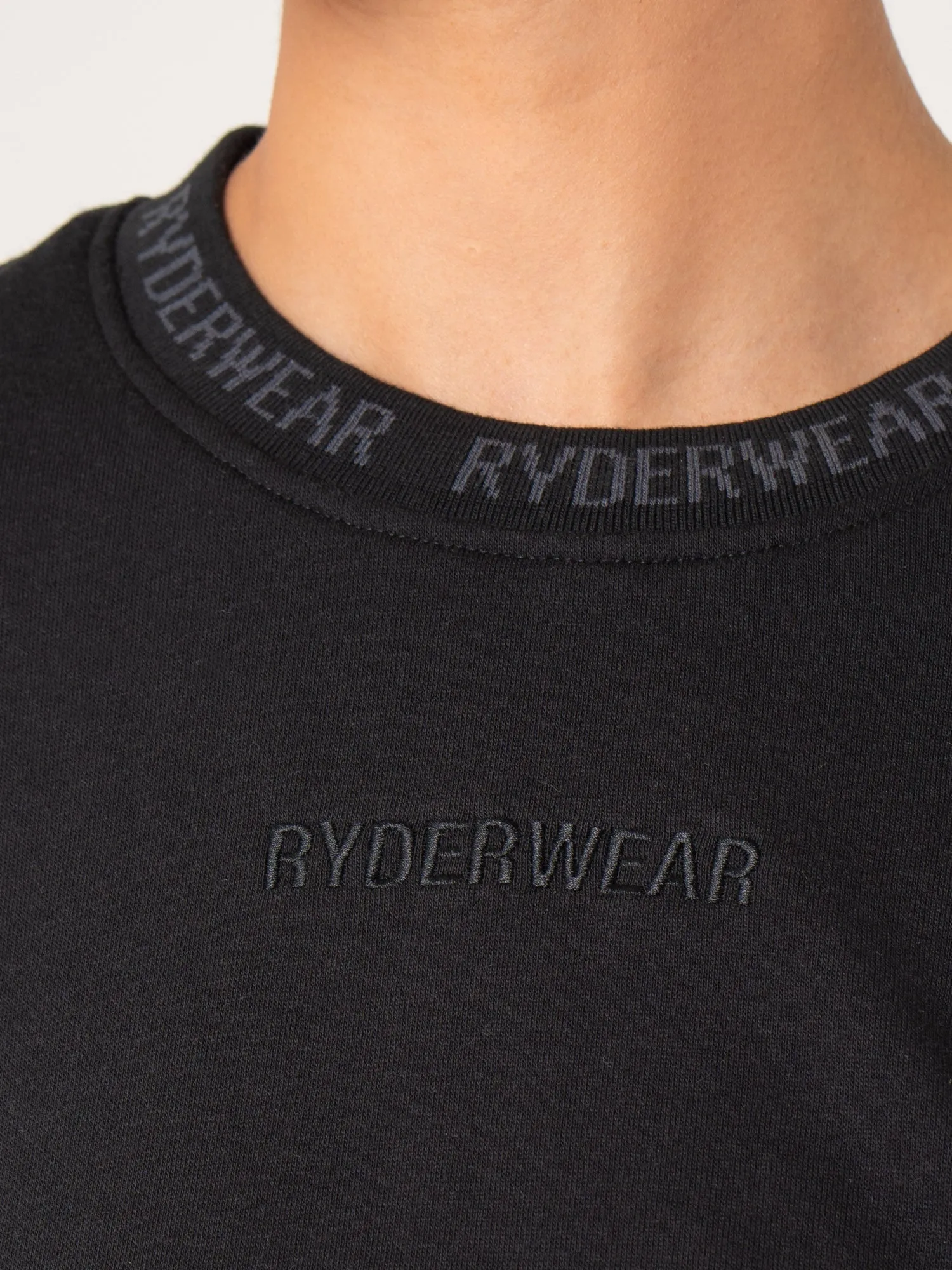 Layer Smart suitable for funerals Cropped Sweater - Black