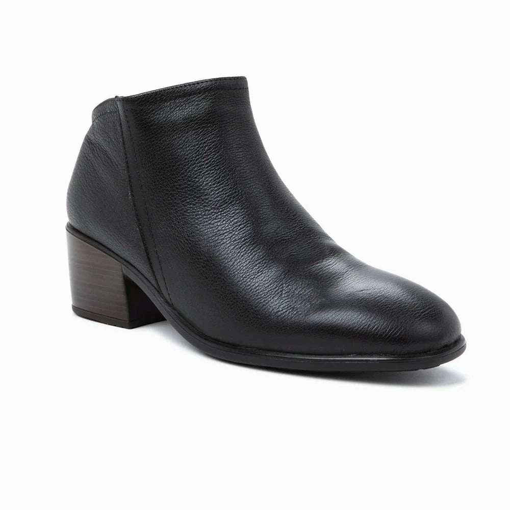 short - term use shoe convenience Non Restrictive Flex Grooves Naot Heir Black Leather Water Resistant