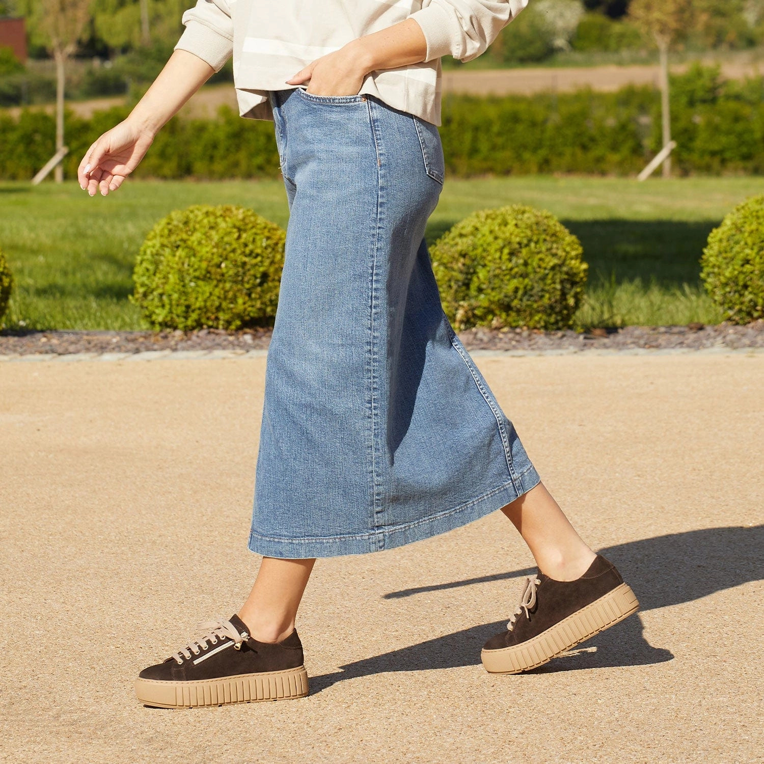 Track: Chocolate Suede Perimeter Cushioning