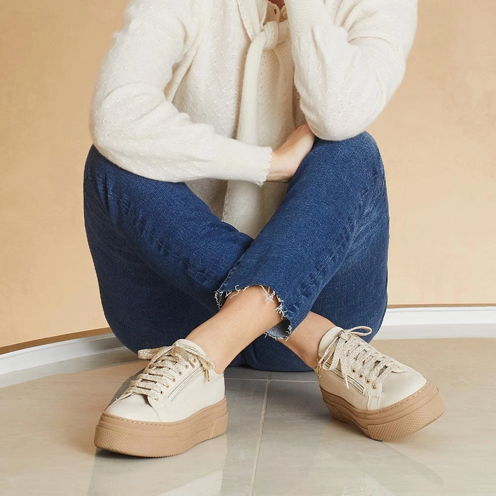 Memory Foam Adaptation Minimalist Construction Diva: Cream Leather