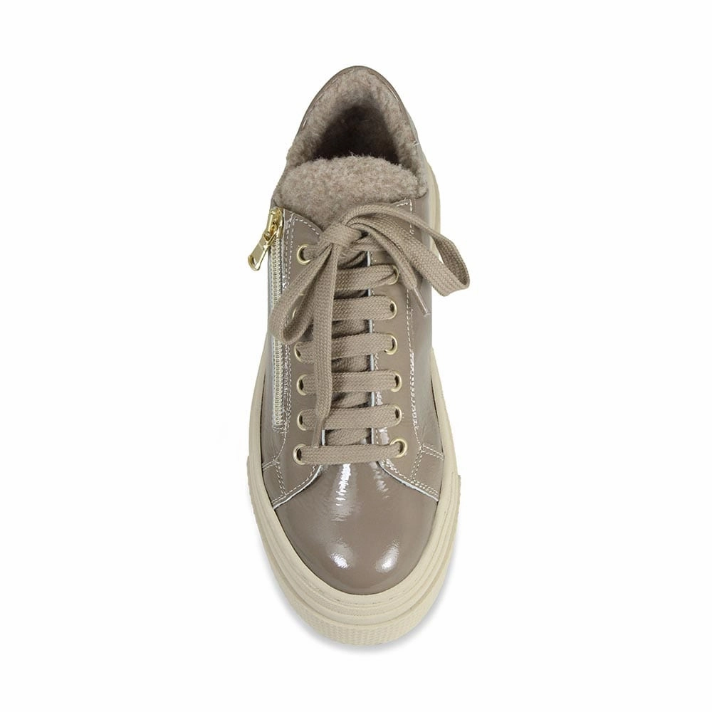 Sneaker Quality Diva-Fur: Taupe Patent Leather