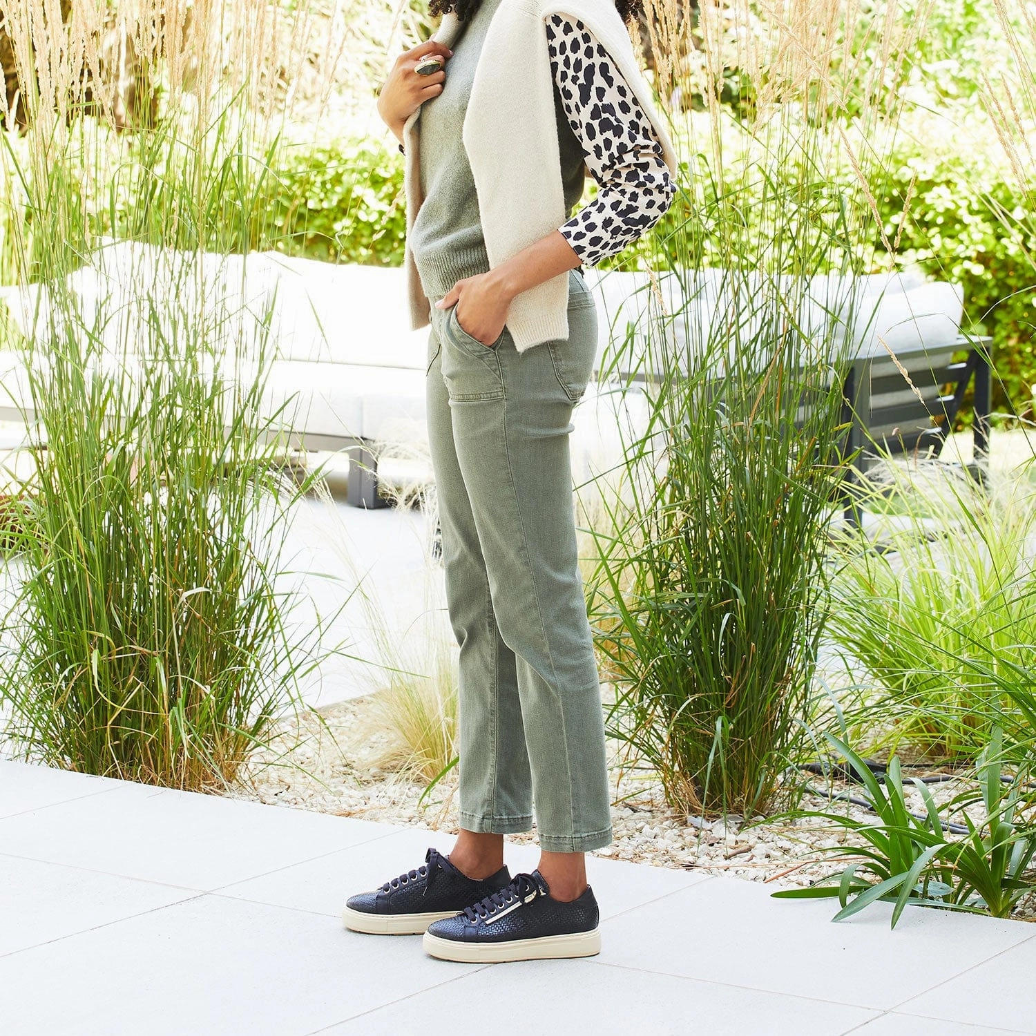 Feather: Black Leather Weave Walking Vibe Grip tech