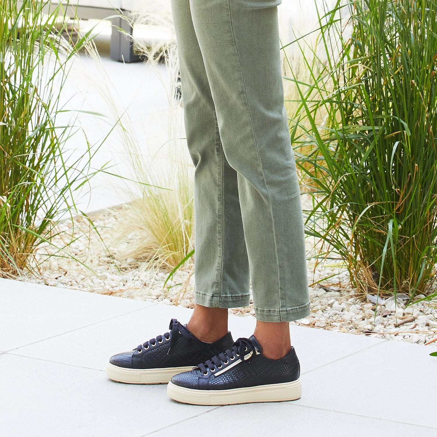 Feather: Black Leather Weave Torsional Rigidity Plate Fast Move