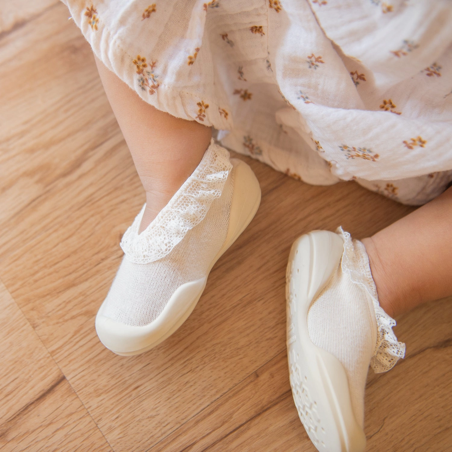 Flat-Sweet Latte Lace Chic Cushioning Life Glow