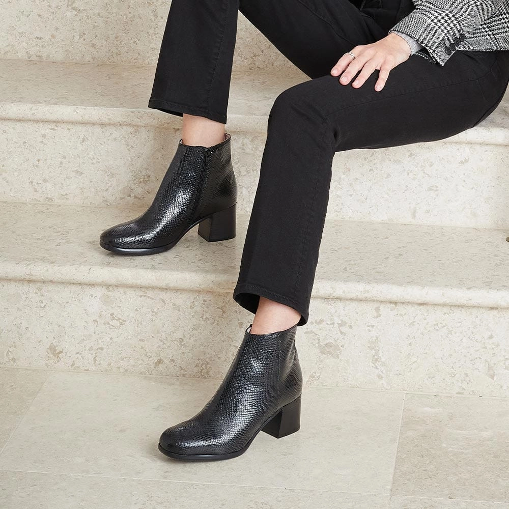 Stage Show Narrow Fit Frankie: Black Snake Print Leather