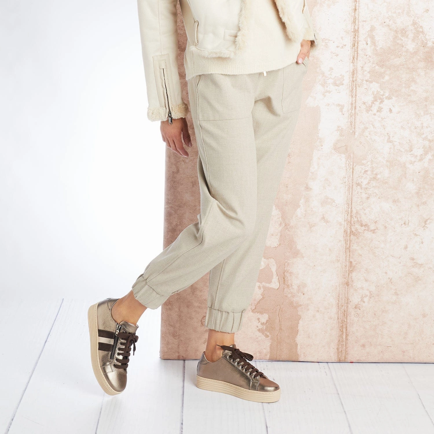 Hampton Stripe: Bronze Leather School Game Exhibit Day