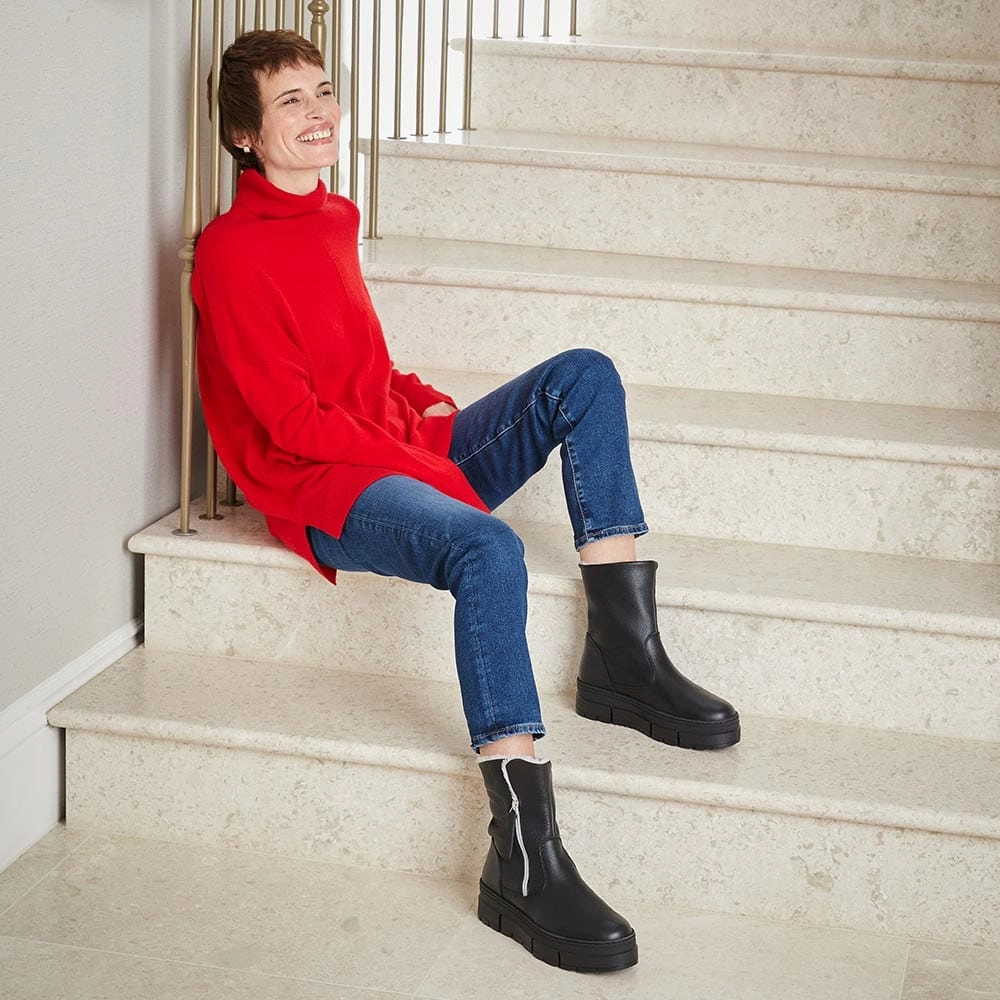 Comfortable Arch Brogue Detail Wonder: Black Leather & Shearling