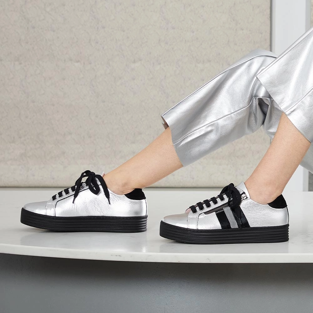 Streamlined grip Harley Stripe: Silver Leather & Black Pony