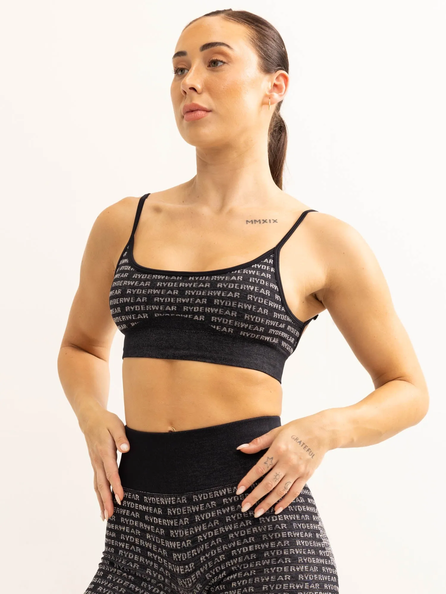 Logo Lux Seamless Sports Bra - Black Black fitness clothes