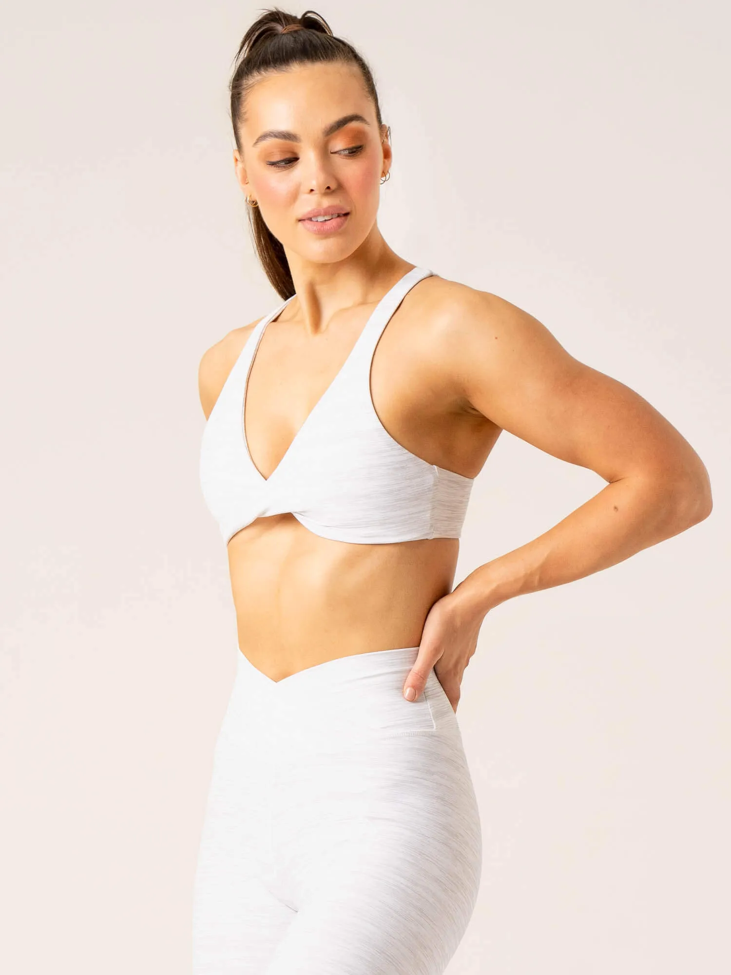 Seamless Comfort Supportive Band Momentum Twist Sports Bra - Snow Grey Marl
