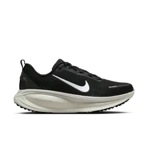 Men's Vomero 18 running in a metal bridge area shoes weekend - getaway running shoes