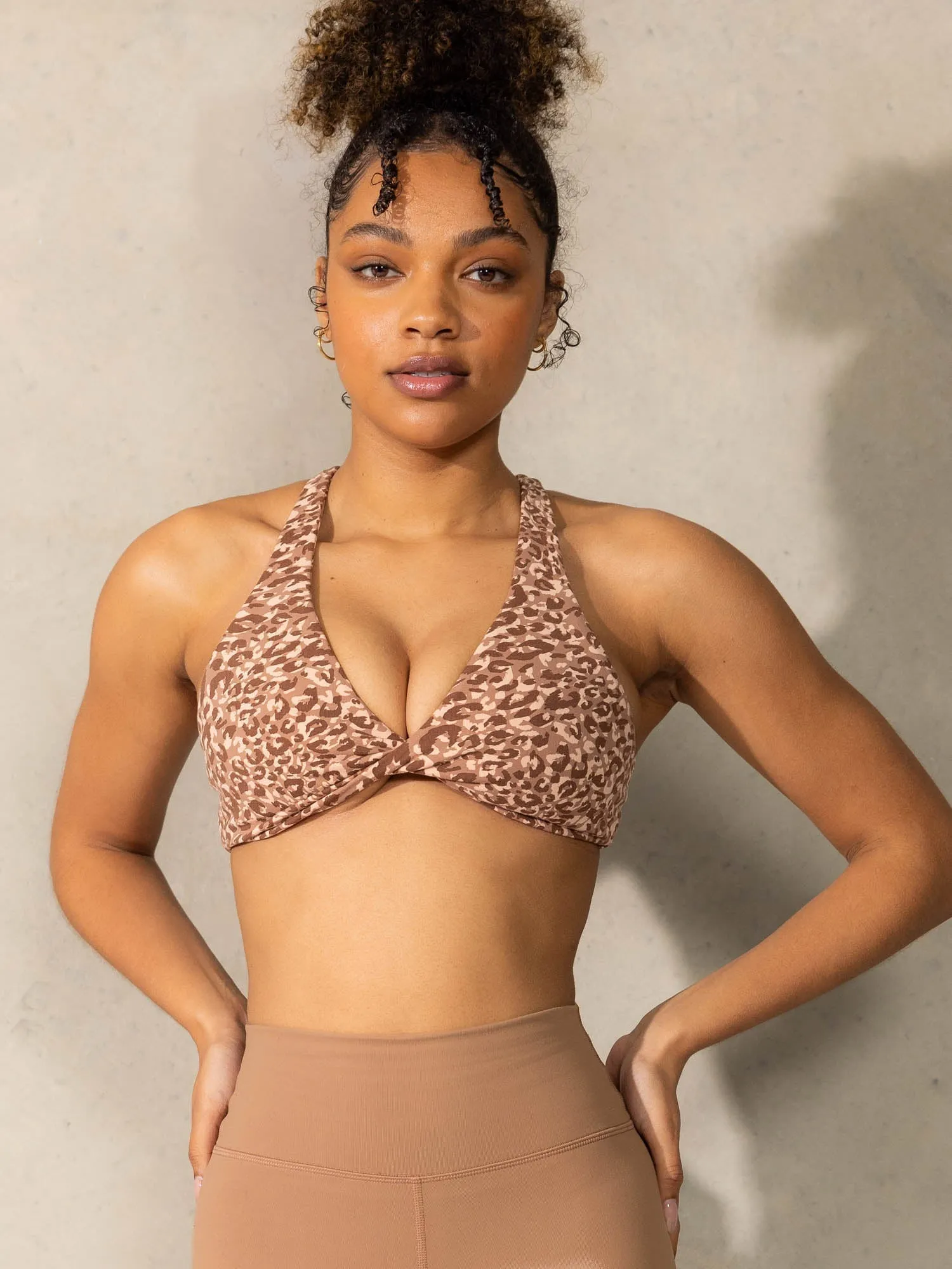 Posture Enhancing Structure Bright Momentum Twist Sports Bra - Mocha Leopard