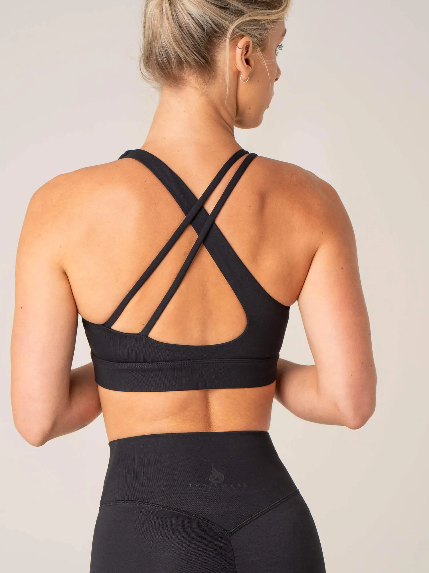 Momentum V-Neck Sports Bra - Black Seam-Free Feel sports events