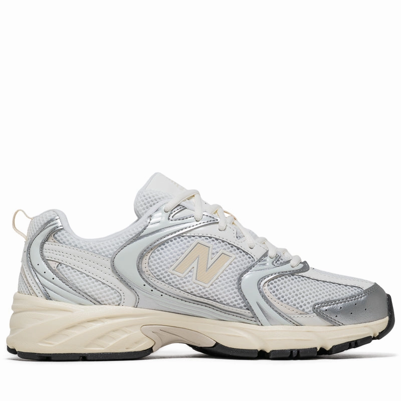 Travel Light Bridge Lane New Balance 530 - Silver Metallic/Linen