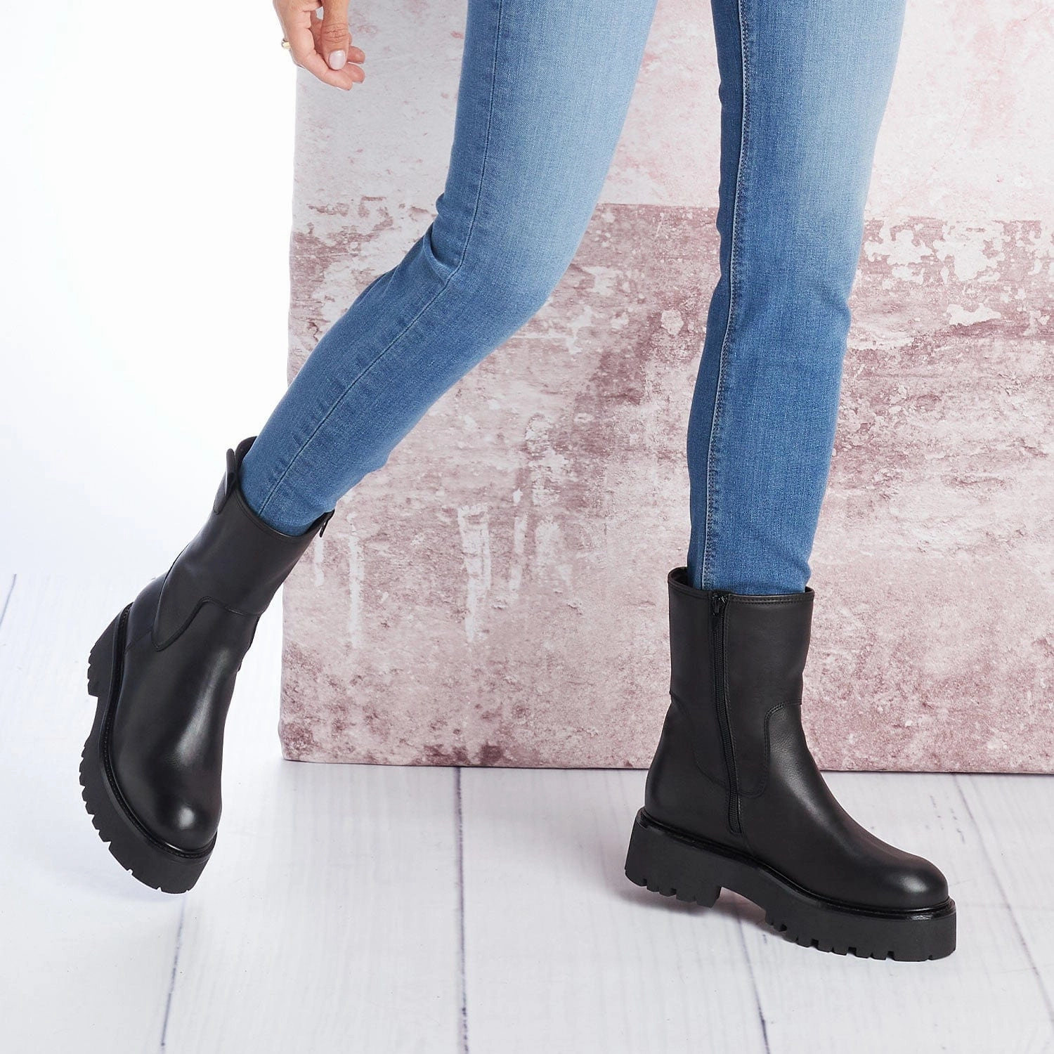 Reign: Black Leather Comfortable Arch