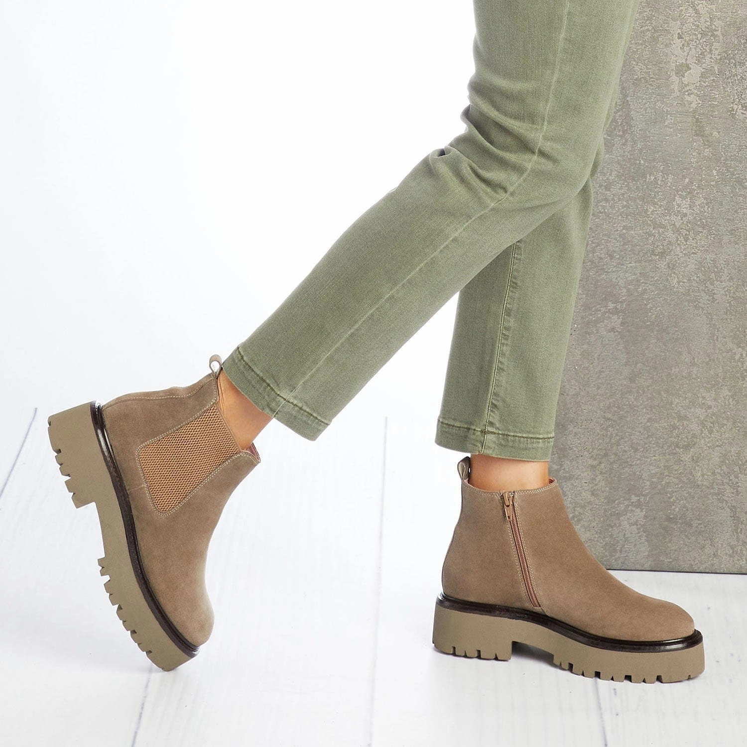 Quick Fit Breathable Trail Runner Rhea: Taupe Suede