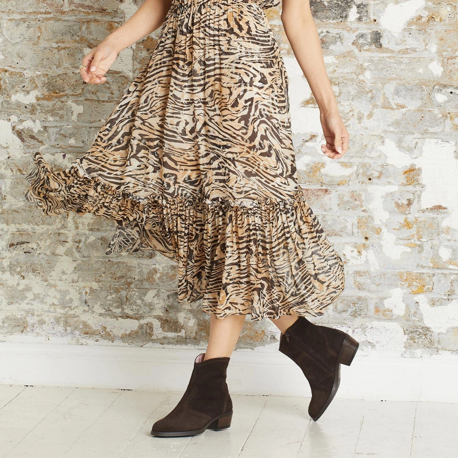 Shock Absorbing Outdoor Trek Seamless Comfort Morning Walk Montana: Chocolate Suede