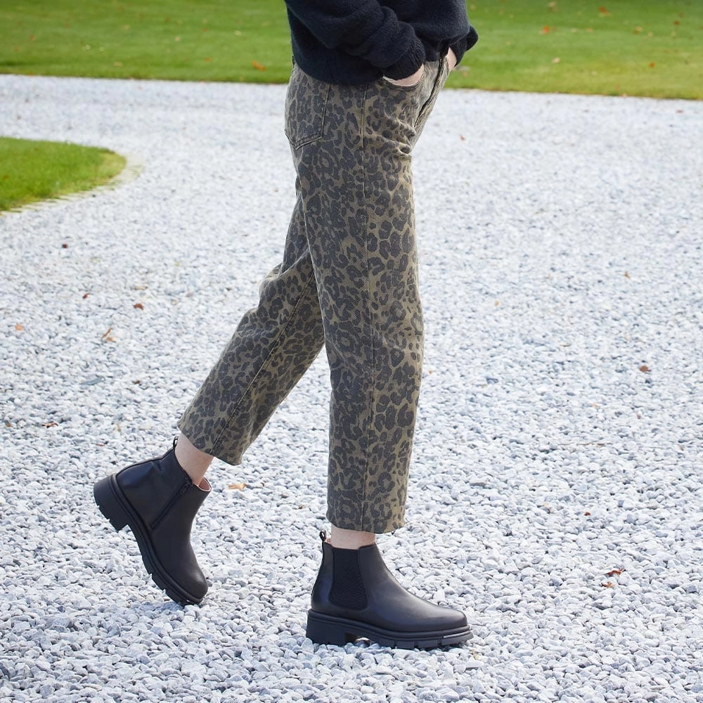 Insulated Rainy Day Commuter Runway: Black Leather & Gunmetal