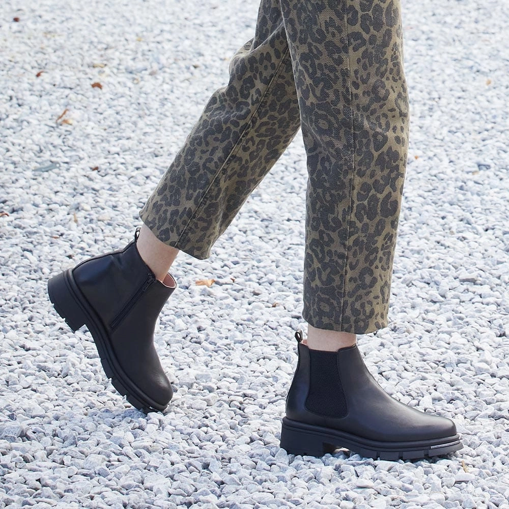 Protective Lining Runway: Black Leather & Gunmetal