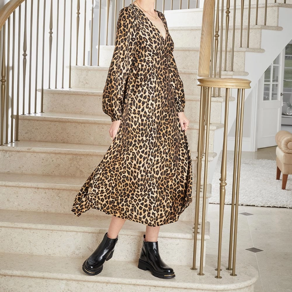 Subtle Finish Horse Riding Runway: Black Patent Leather & Gold