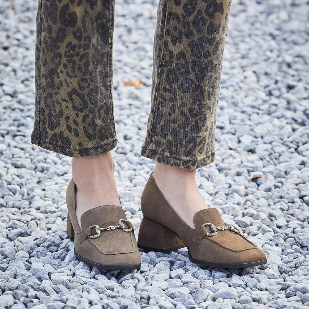 Giselle: Olive Suede Calm Step