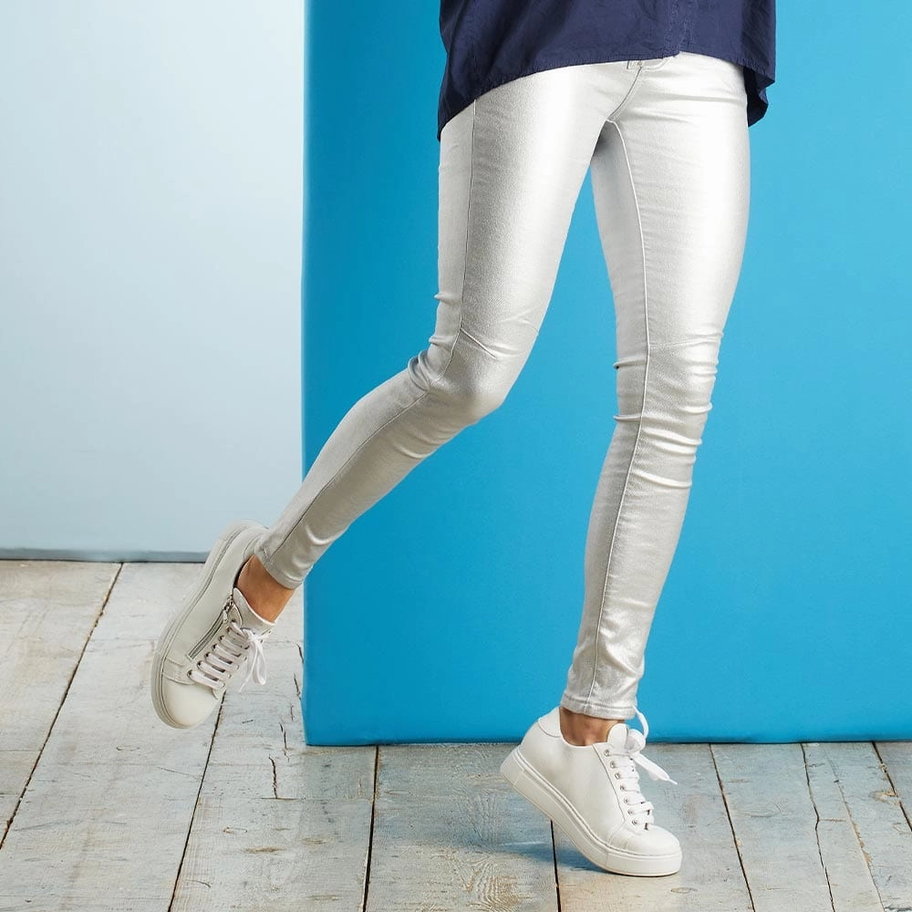 Light Fabric Feather: White Leather