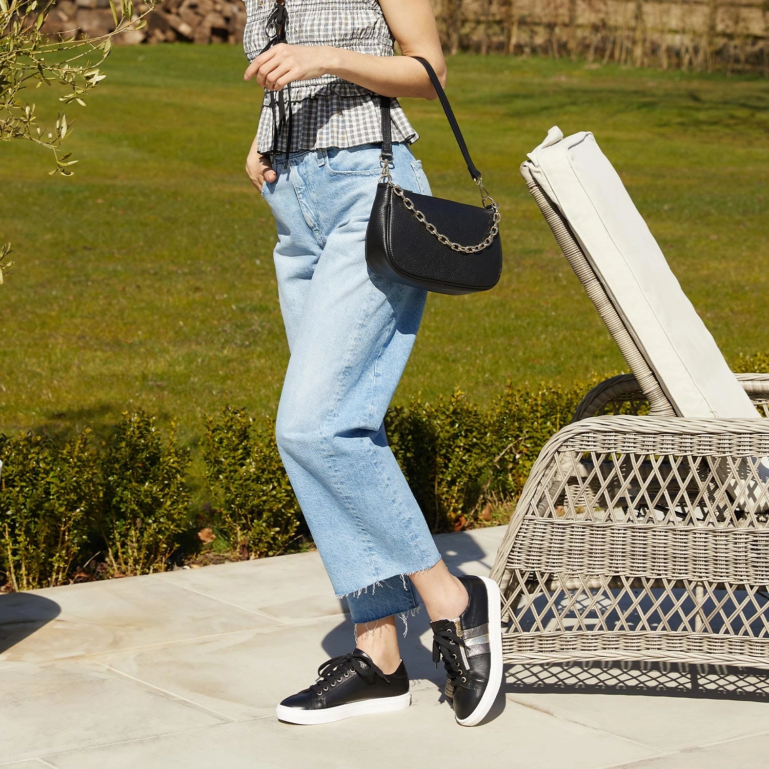 Seamless Design All-Day Cushioning Sprint: Black Leather & Metallic