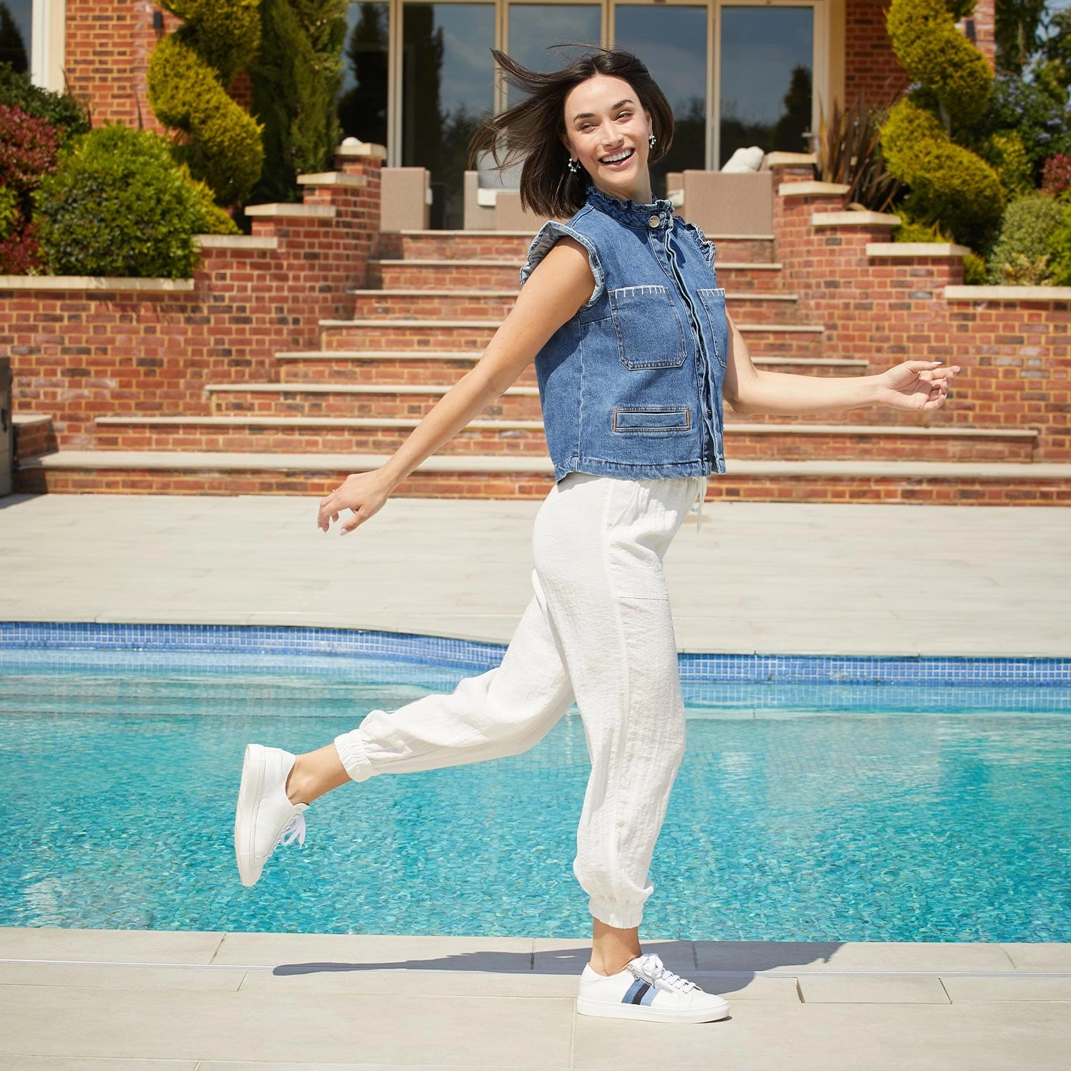 Sport Aesthetic Snug Heel Lock Sprint: White Leather & Multi Denim