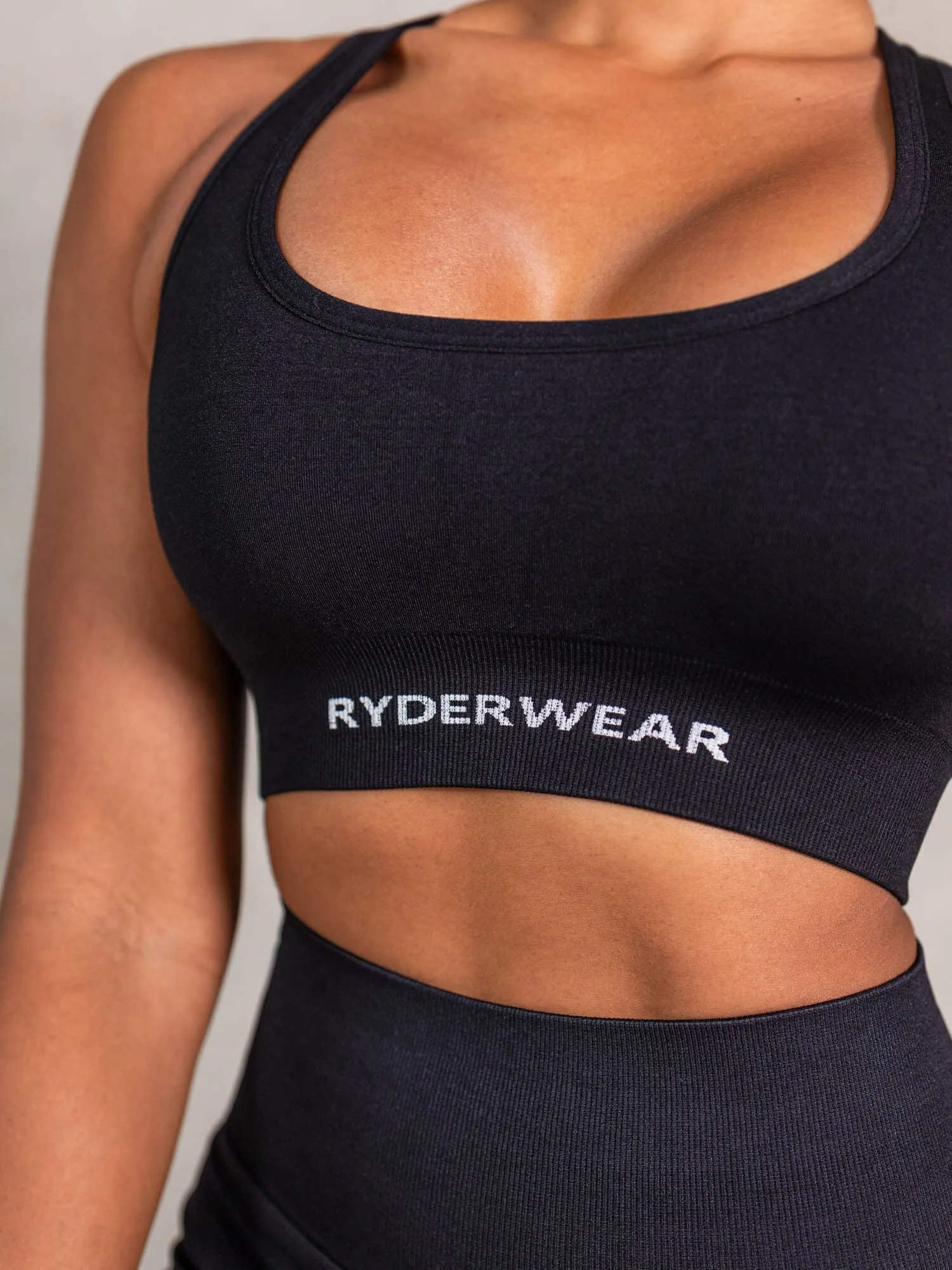 NRG Seamless Scoop Neck Sports Bra - Black Lightweight Blouse MinimalistStyle