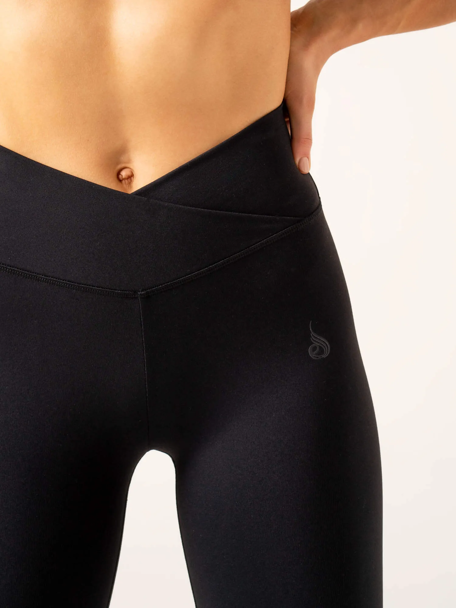 Easy Motion Athletic Shape Momentum Cross Over Scrunch Leggings - Black