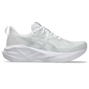 running in a basketball court area shoes Men's Novablast 5