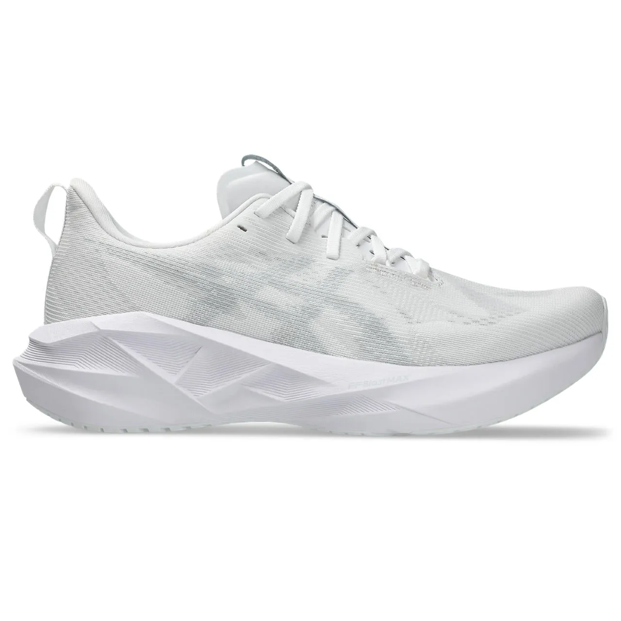 running in a basketball court area shoes Men's Novablast 5