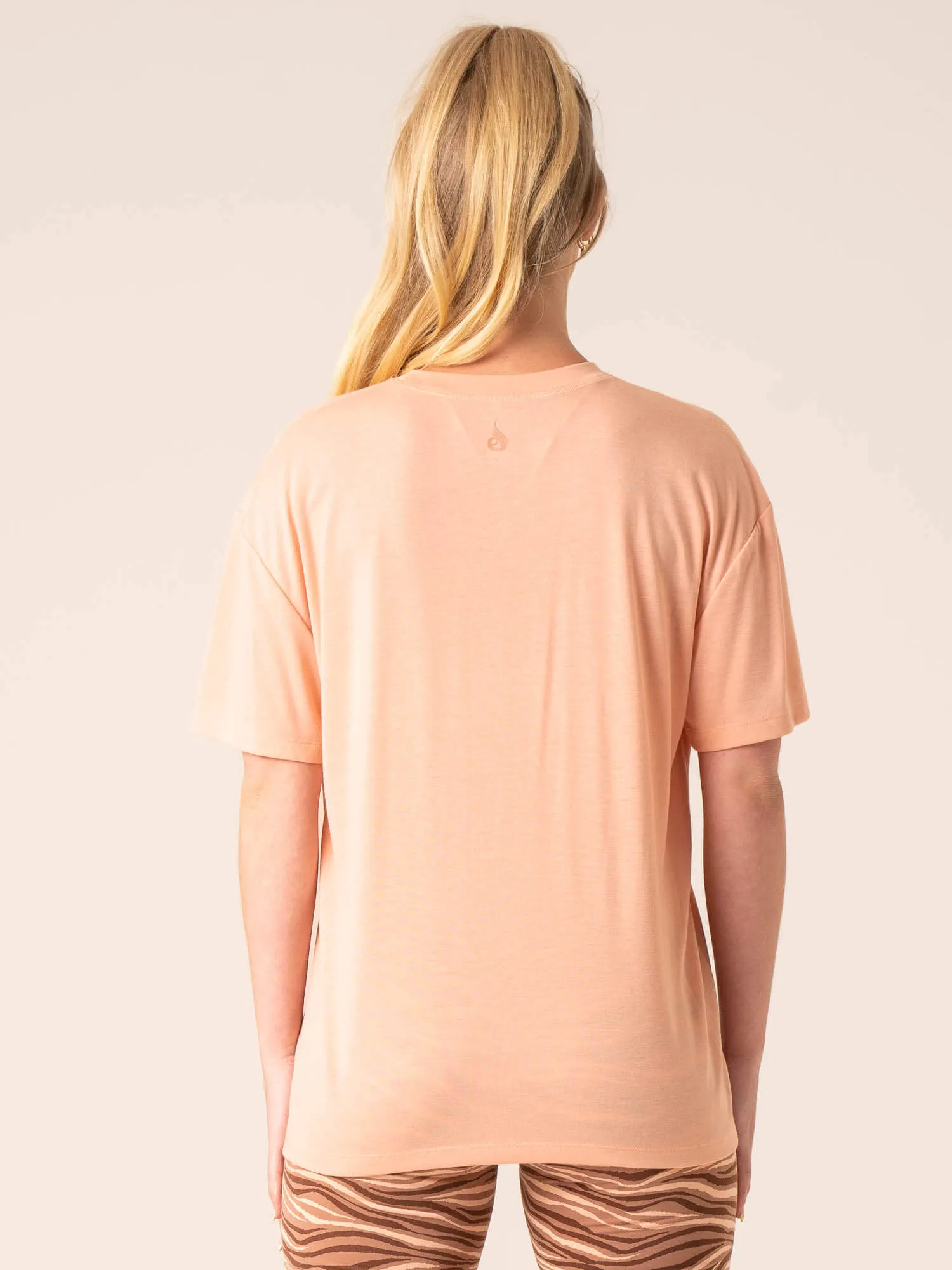 Organic Cotton Tight fit sexiness Unstoppable Oversized T-Shirt - Peach